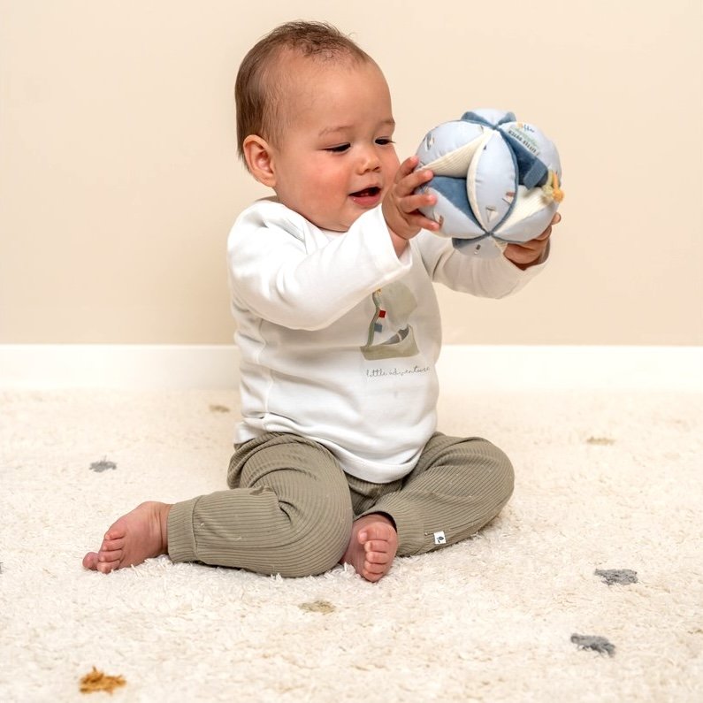 Pelota Sensorial Montessori con Sonajero Sailors Bay - Imagen 7